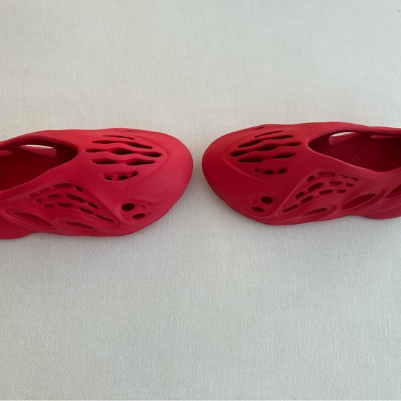 Yeezy Foam Runner Vermillion Slip-On Shoes (size 5) - Picture 6 of 16